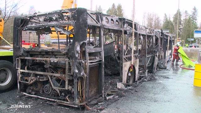 VBZ-Bus brennt bei der Autobahn Rüschlikon komplett aus