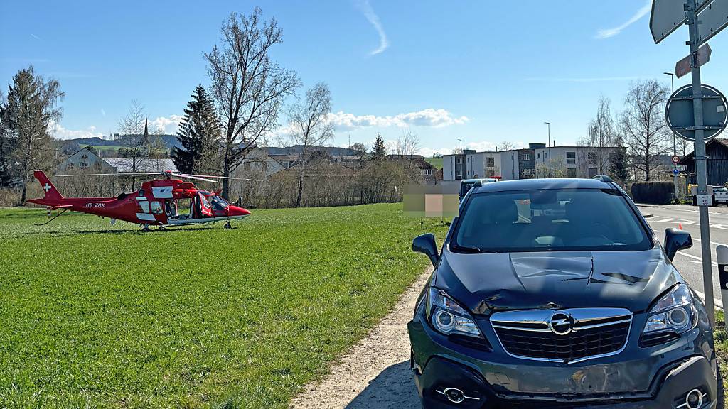 Nach einem Unfall In Affeltrangen TG musste die Rega einen 52-jähriger Töfffahrer ins Spital fliegen. Die beteiligte Autofahrerin hatte ihn beim Abbiegen übersehen.