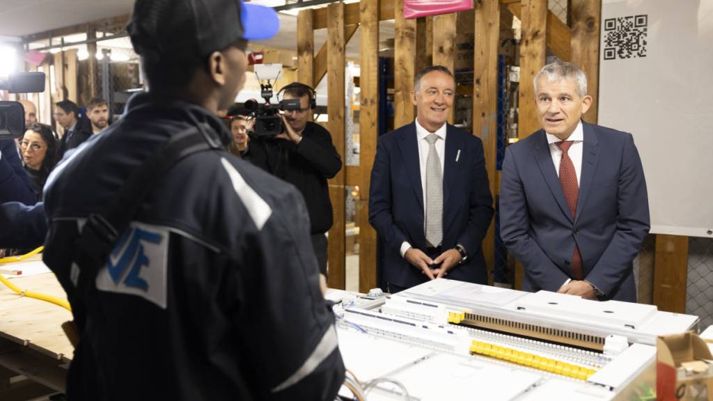 Bundesrat Beat Jans beim Besuch eines Elektrotechnik-Unternehmens in Villars-sur-Glâne, welches Geflüchtete und Zugewanderte während eines Jahres auf eine Berufslehre vorbereitet.