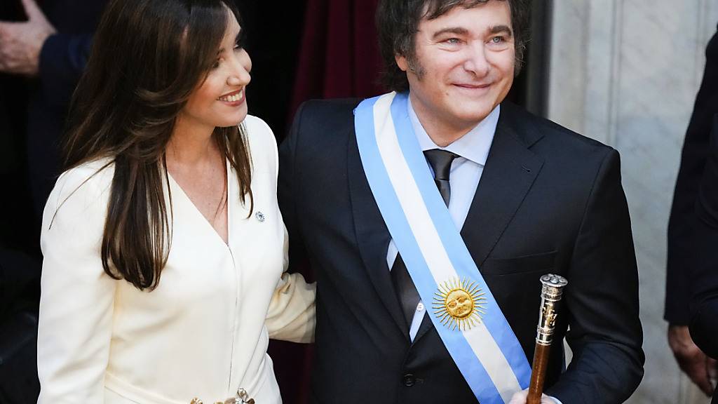 Javier Milei (r), neu gewählter Präsident von Argentinien, lächelt gemeinsam mit Victoria Villarruel, Vizepräsidentin von Argentinien, nach ihrer Vereidigung im Kongress. Foto: Natacha Pisarenko/AP/dpa