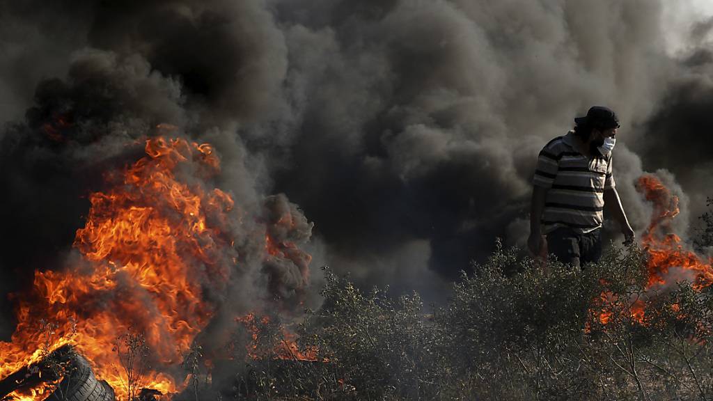 Israels Armee hat nach Angriffen mit Brandballons und gewalttätigen Unruhen an der Grenze mehrere Ziele im Gazastreifen angegriffen. Foto: Adel Hana/AP/dpa
