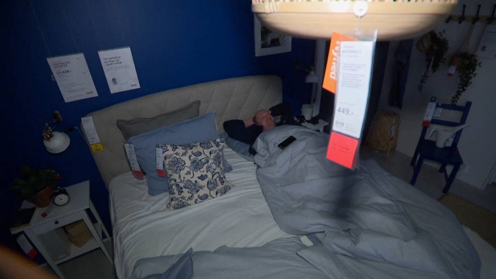 Menschen müssen in Ikea übernachten