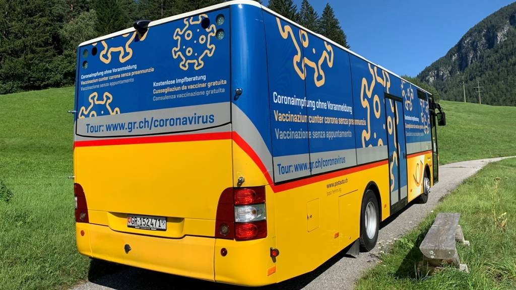 Der neue Impfbus ist ein umgebautes Postauto. Er wird in Zusammenarbeit mit den Gemeinden und der Postauto AG betrieben.