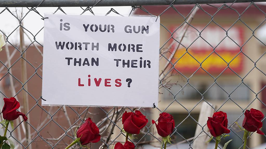 Ein Schild mit der Aufschrift «Is your gun worth more than their lives?» («Ist deine Waffe mehr Wert als ihre Leben?») hängt am Zaun vor dem Einkaufskomplex in Boulder in Colorado. Ein Schütze hat dort zehn Menschen getötet. Foto: David Zalubowski/AP/dpa