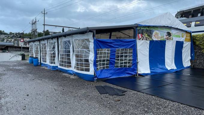 Sommerfans finden Zelt von neuer Bar auf Seeplatz zum Heulen 
