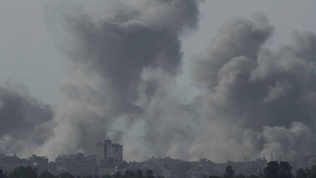 Rauch steigt nach einem israelischen Luftangriff im Gazastreifen auf. Zwei Monate nach Beginn der Bodenoffensive im Gazastreifen bereitet sich die israelische Armee nach einem Medienbericht auf einen Strategiewechsel vor. Foto: Leo Correa/AP/dpa