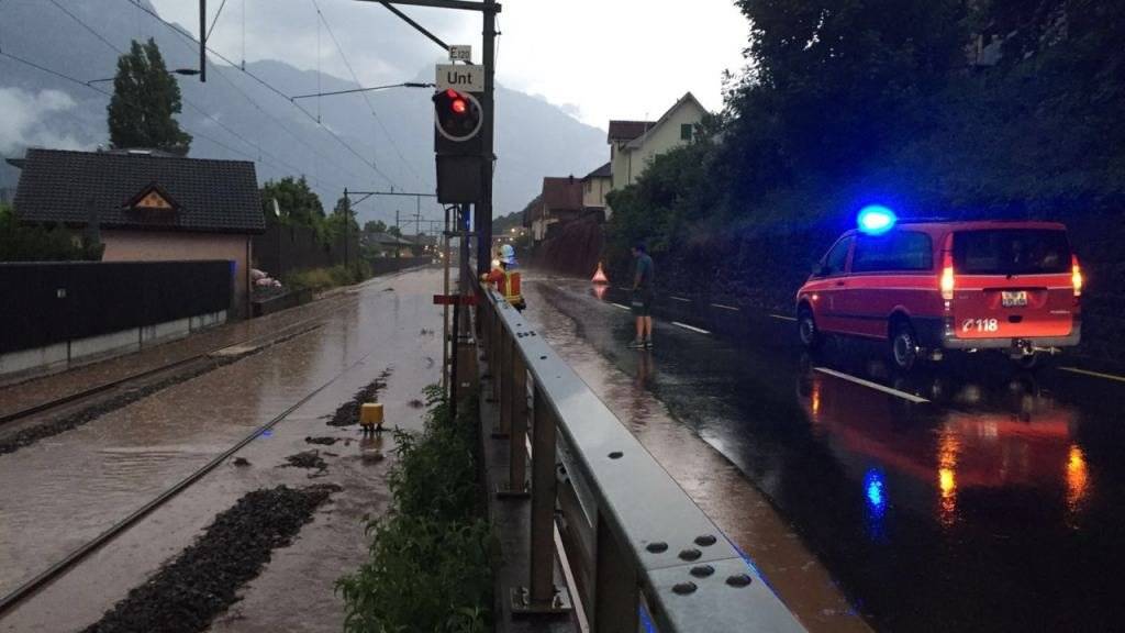 Die Bahnverbindung am Ufer des Walensees zwischen Mols und Murg im Kanton St. Gallen wurde überschwemmt. (Bild Kapo SG)