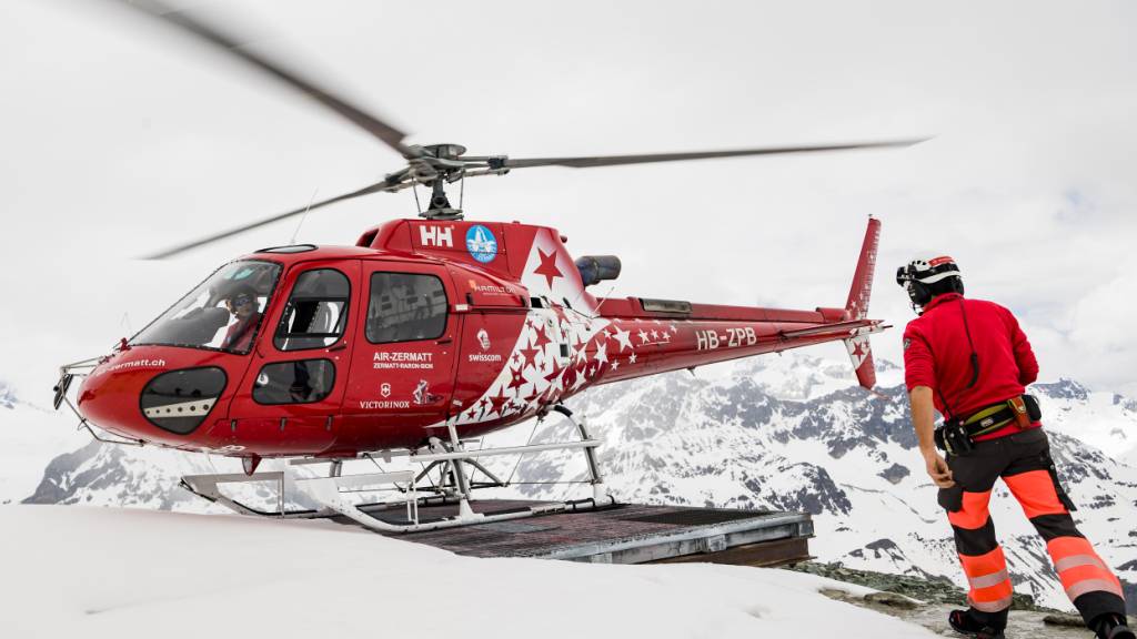 Mehr Flüge an Ostern als im Vorjahr: Ein Helikopter der Air Zermatt bei einem Rettungseinsatz. (Archivbild)