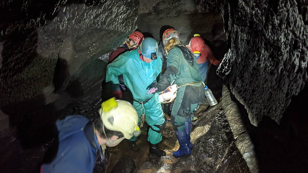 HANDOUT - Ein Rettungsteam konnte einen Mann nach rund 54 Stunden aus einer Höhle in Wales retten. Foto: South  Mid Wales Cave Rescue Te/PA Media/dpa - ACHTUNG: Nur zur redaktionellen Verwendung und nur mit vollständiger Nennung des vorstehenden Credits
