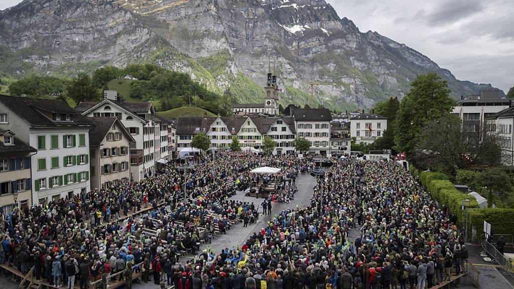 Wer im Kanton Glarus über kantonale Vorlagen abstimmen will, muss am ersten Mai-Sonntag auf den Landsgemeindering in der Kantonshauptstadt. (Archivbild)