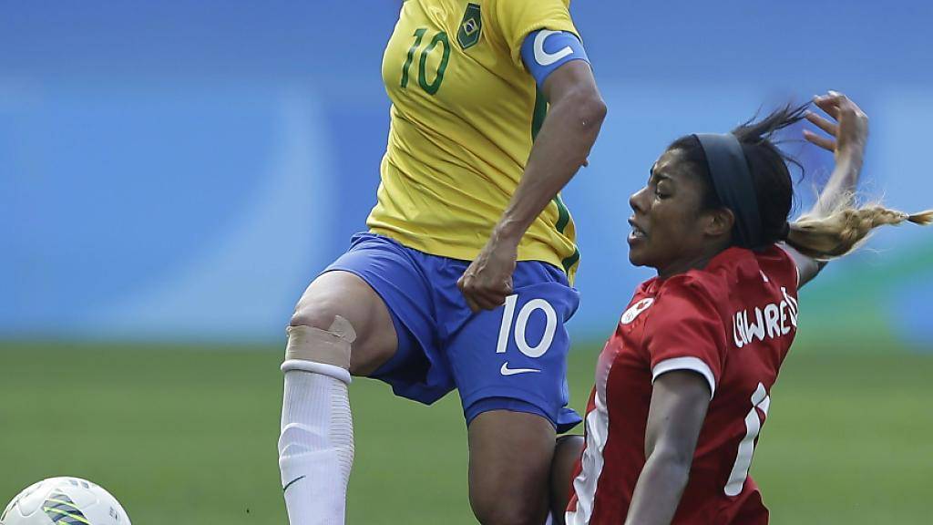Hier wird Brasil-Star Marta einmal mehr hart attackiert