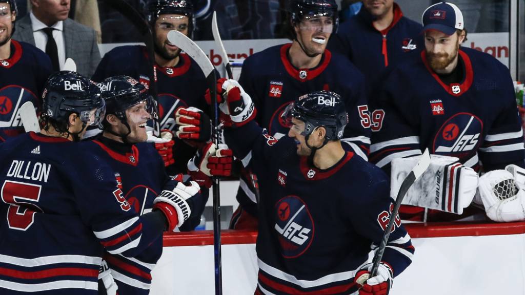 Nino Niederreiter (unten rechts) freut sich mit Nikolaj Ehlers über dessen Tor zum 3:1
