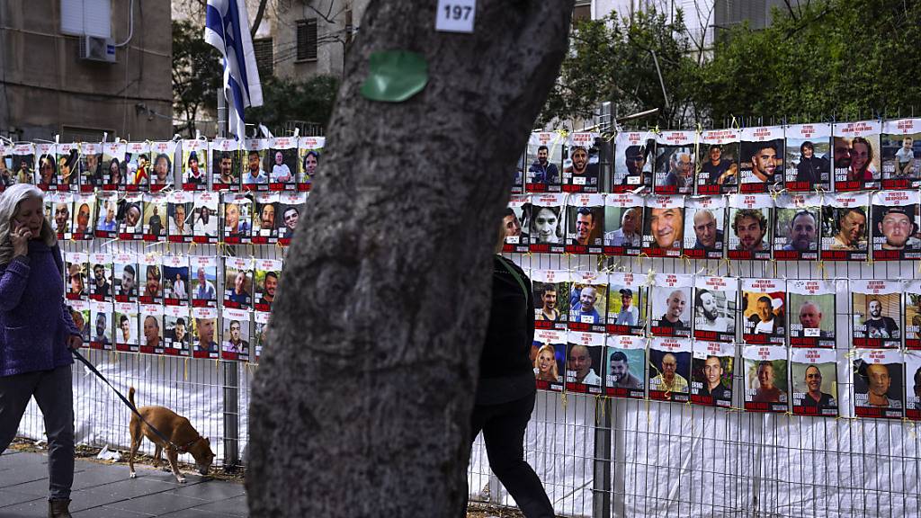 ARCHIV - Am 7. Oktober hat die Hamas im Zuge eines Massakers in Israel rund 250 Menschen verschleppt. Foto: Oded Balilty/AP/dpa