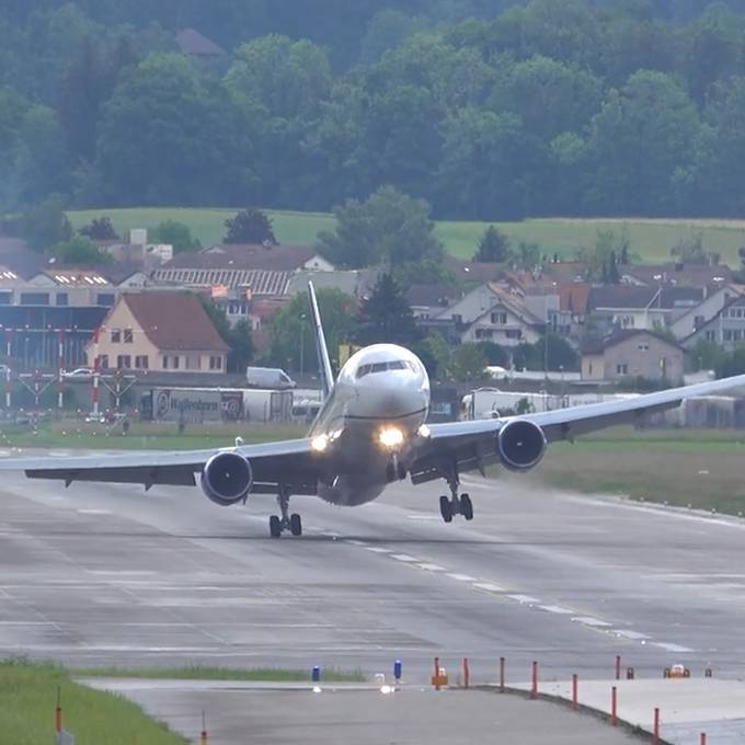 Brenzlige Landung: Boeing 767 muss am Flughafen Zürich durchstarten