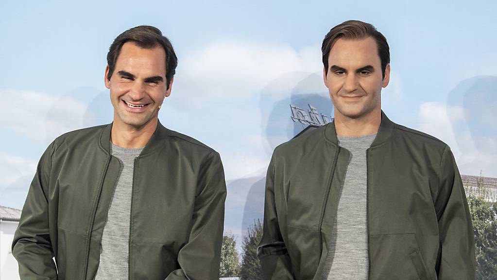 Roger Federer begegnet an einem Sponsoren-Termin seinem künstlichen Ebenbild - und wird über das Resultat der Swiss-Indoors-Auslosung informiert