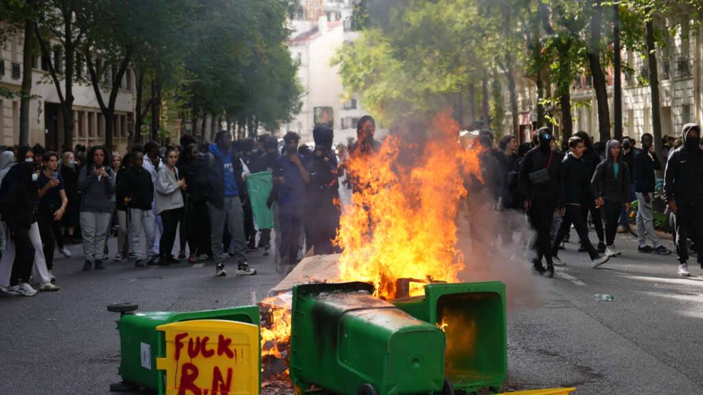 Schüler zünden in Paris Mülltonnen an, um gegen die mangelnde Ausstattung ihrer Schulen zu protestieren. Seit Tagen protestieren Schülerinnen und Schüler an den Oberschulen. Foto: Aurelien Morissard/AP/dpa