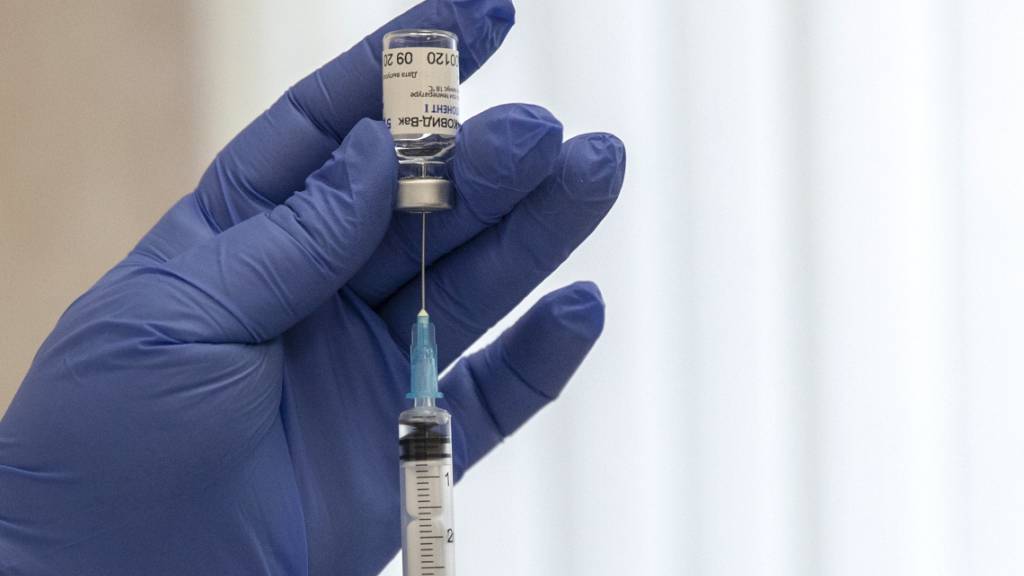 Ein medizinischer Mitarbeiter bereitet eine Spritze mit dem in Russland entwickelten Corona-Impfstoff «Sputnik V» vor. In Moskau wächst die Sorge vor deutlich steigenden Corona-Infektionszahlen. Umfragen sehen eine grosse Impfmüdigkeit in Russland.