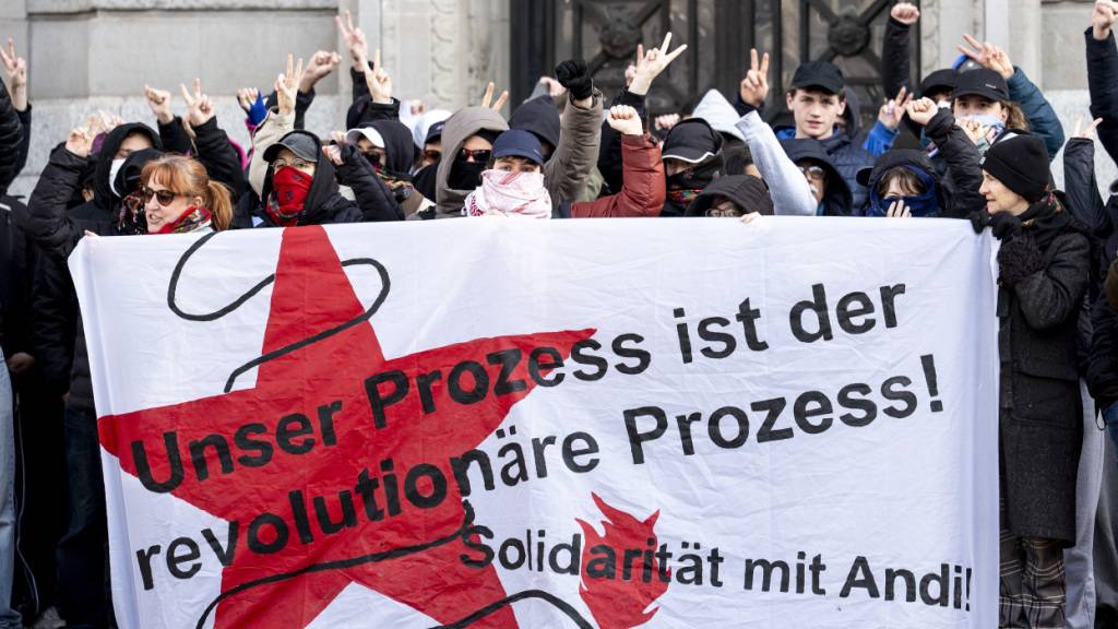 Rund 50 Personen zeigten am Mittwoch vor dem Bezirksgericht Zürich ihre Solidarität mit der beschuldigten LInksextremen Andrea Stauffacher.