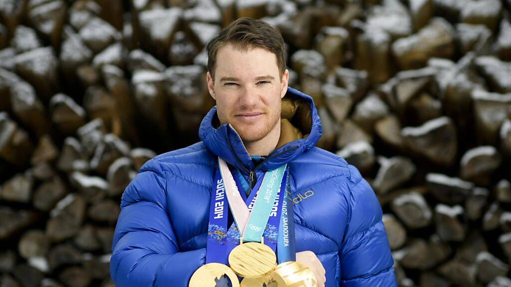 Dario Cologna posiert mit seinen vier olympischen Goldmedaillen von Vancouver, Sotschi und Pyeongchang.