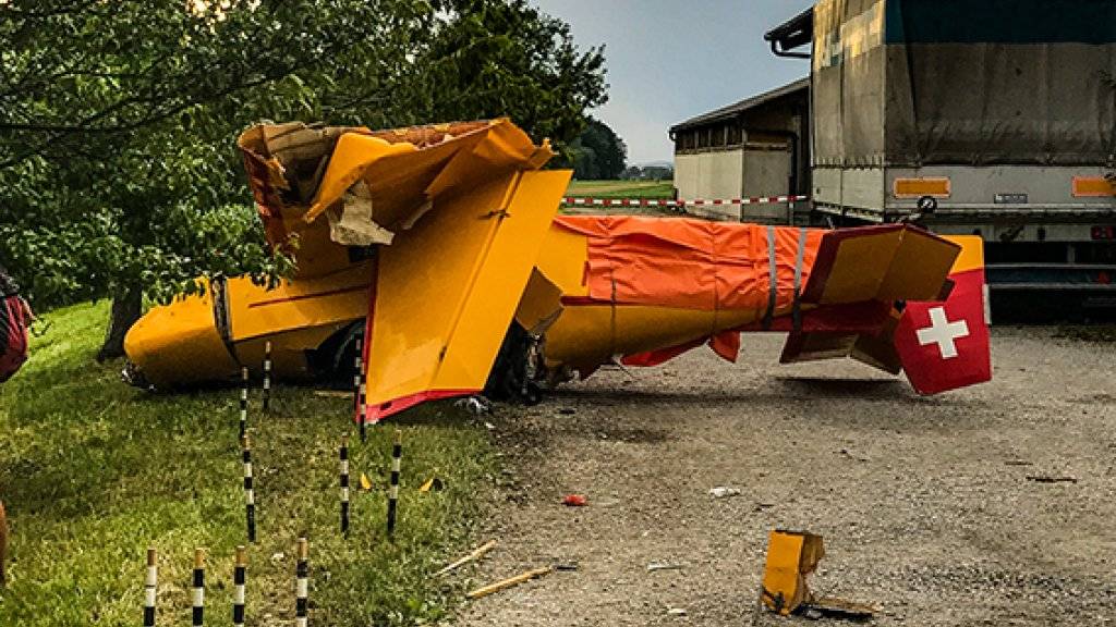 Bei Pfäffikon ZH ist am Mittwochabend ein Kleinflugzeug abgestürzt. Ein 35-jähriger Fluglehrer und sein 40-jähriger Schüler wurden schwer verletzt.