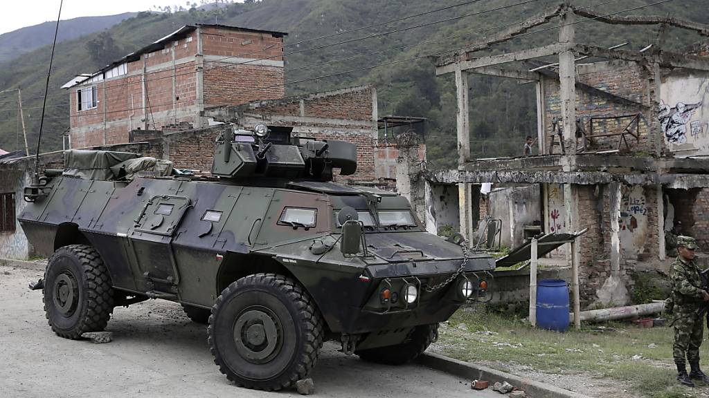 Kolumbianische Soldaten bewachen eine Strasse in Toribio im Westen des Landes.