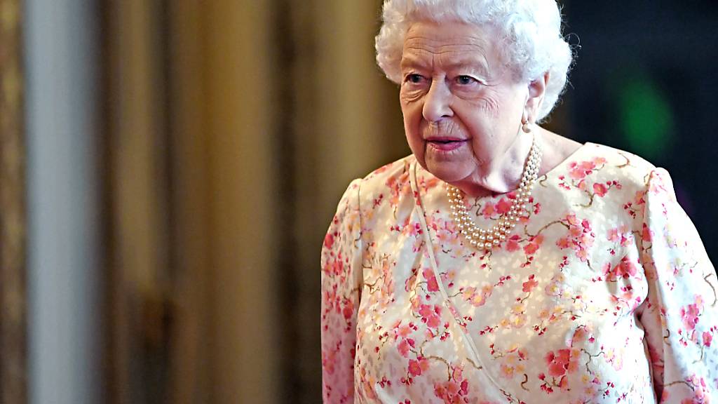 ARCHIV - Königin Elizabeth II. von Großbritannien besucht eine Ausstellung anlässlich des 200. Geburtstags von Königin Victoria. Foto: Victoria Jones/PA Wire/dpa