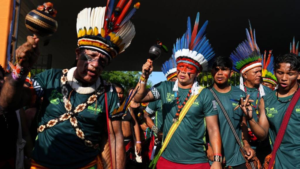 Indigene demonstrieren während eines Klimaprotestes während des UN-Klimagipfels COP30. Foto: Andre Penner/AP/dpa