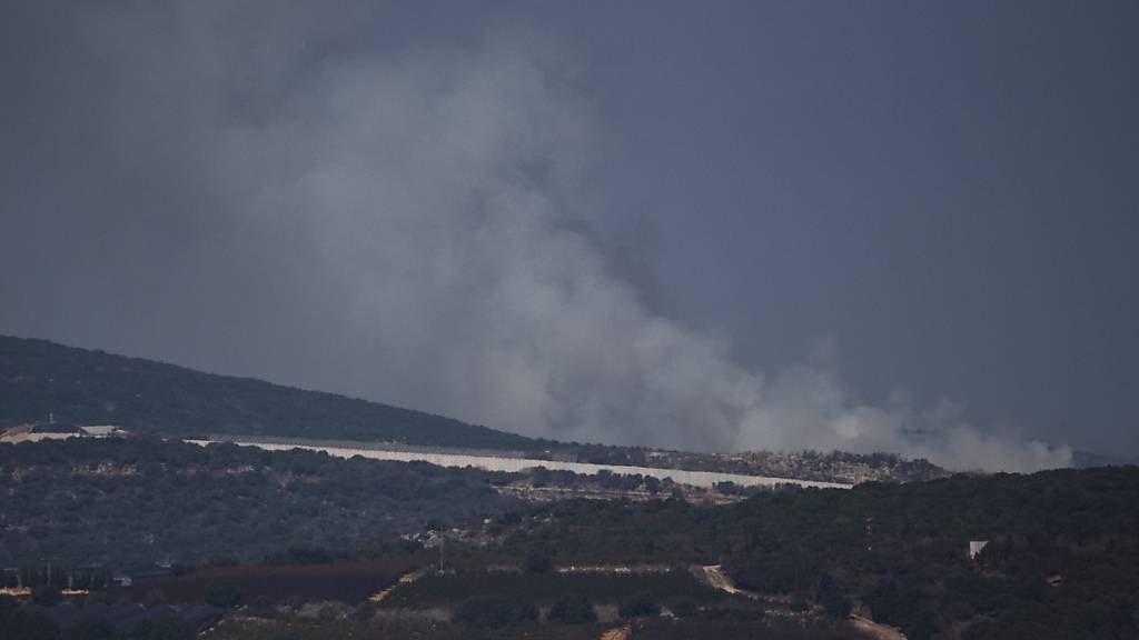 Nach einer Explosion im Südlibanon steigt Rauch auf. Foto: Leo Correa/AP/dpa