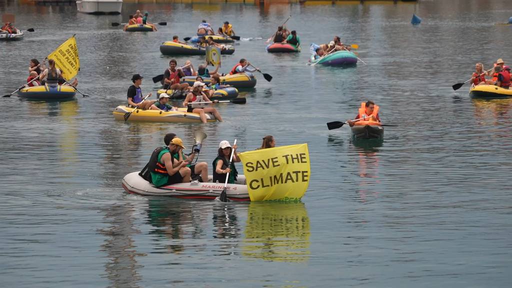 Demo mit Gummibooten: Greenpeace demonstriert auf der Limmat für mehr Hitzeschutz