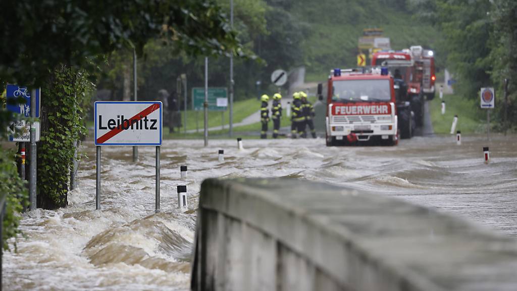 Eine am Samstag überflutete Brücke über die Sulm bei Leibnitz (Ö). (Archivbild)