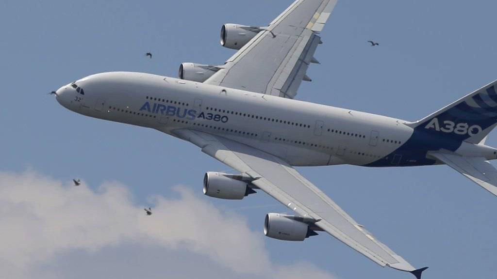 Der Airbus-Riesenflieger A380 bei einer Flugdemonstrationin Paris: Gegen den Flugzeughersteller wird in Grossbritannien wegen möglicher Korruption ermittelt. Airbus löste nach eigenen Angaben die Untersuchung selbst aus. (Archivbild)
