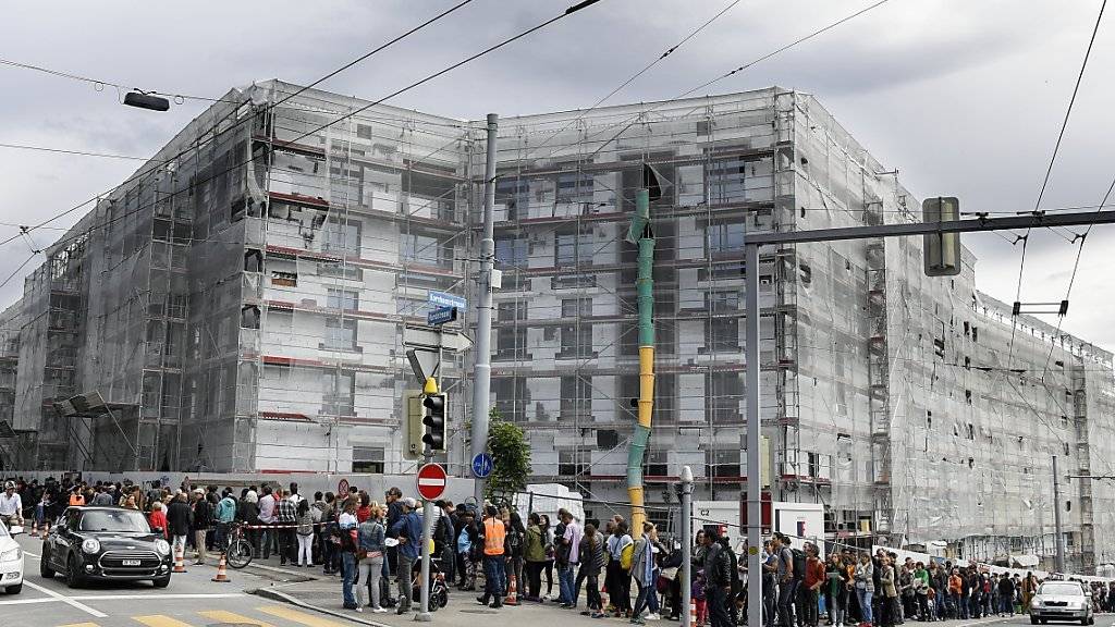 Schwierige Wohnungssuche: Gigantische Schlange bei der Besichtigung einer Musterwohnung der Wohnungssiedlung Kronenwiese in Zürich anfangs Juni.