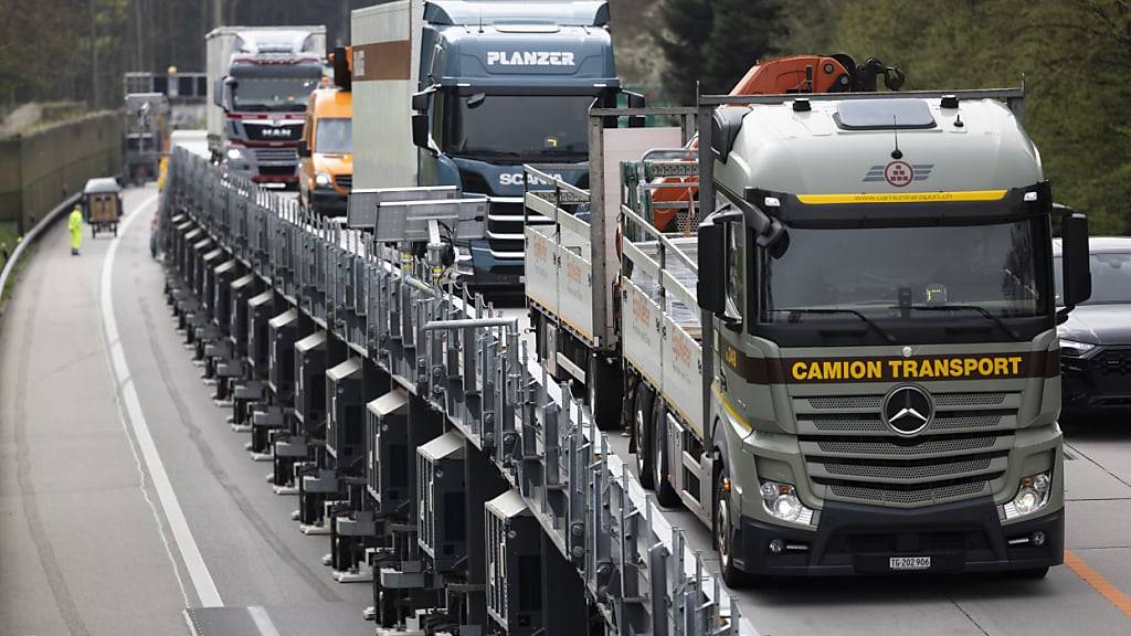 Während darunter gearbeitet wird, rollt der Verkehr über die Astra-Bridge auf der Autobahn A1 zweispurig weiter. Nachdem es bei der Verschiebung eine Panne gab, ist die Baustellenbrücke derzeit ausser Betrieb. (Archivbild)