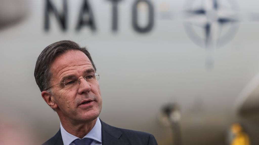 ARCHIV - Mark Rutte, NATO-Generalsekretär, gibt nach dem Besuch bei der NATO Aufklärungseinheit in Geilenkirchen (NATO Airborne Early Warning and Control Force) ein Pressestatement. Foto: Oliver Berg/dpa