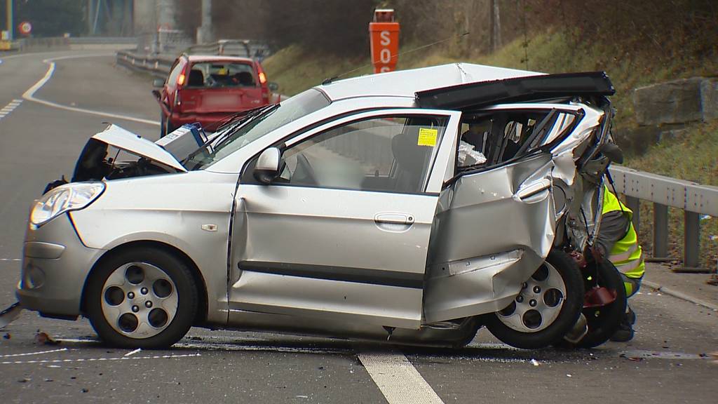 Heftiger Auffahrunfall auf der A1 bei Wallisellen: 23-jähriger Autofahrer schwer verletzt