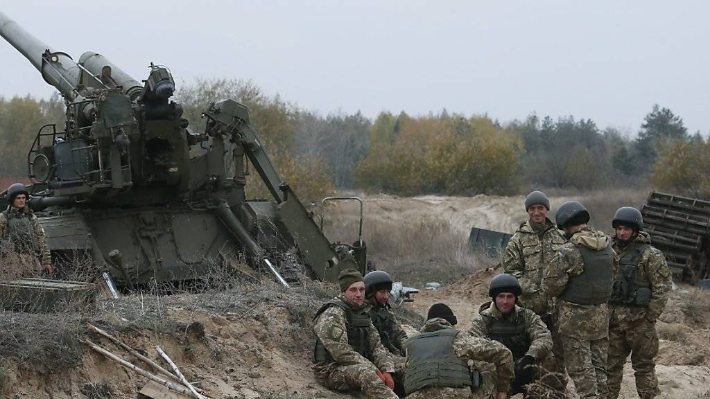 Ukrainische Soldaten an der Front im eigenen Land: Die pro-russischen Separatisten stehen ihnen teilweise im Abstand von 50 Metern entgegen.