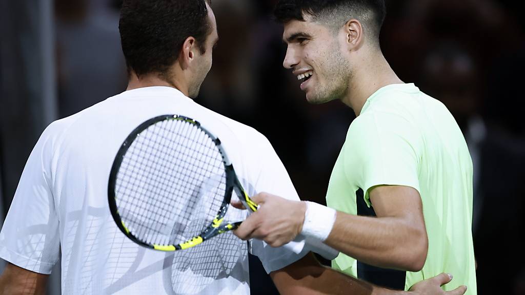 Carlos Alcaraz (rechts) muss Roman Safiullin gratulieren