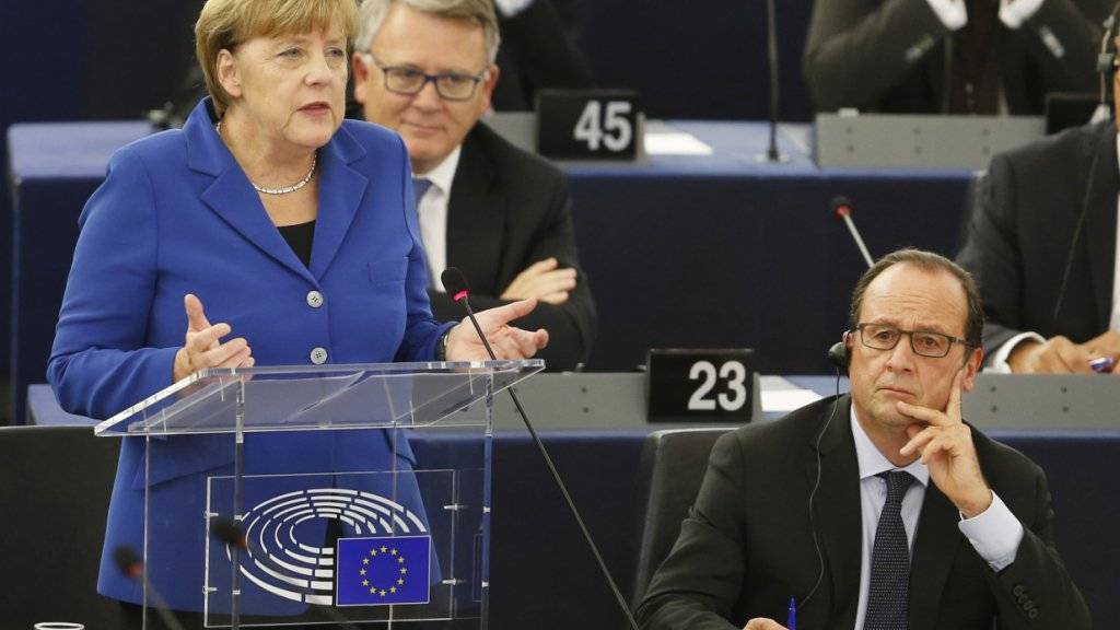Die deutsche Kanzlerin Angela Merkel und der französische Präsident François Hollande bei ihrem gemeinsamen Auftritt am Mittwoch in Strassburg vor den EU-Parlamentariern. Gemeinsam setzen sie sich für eine starke EU ein.