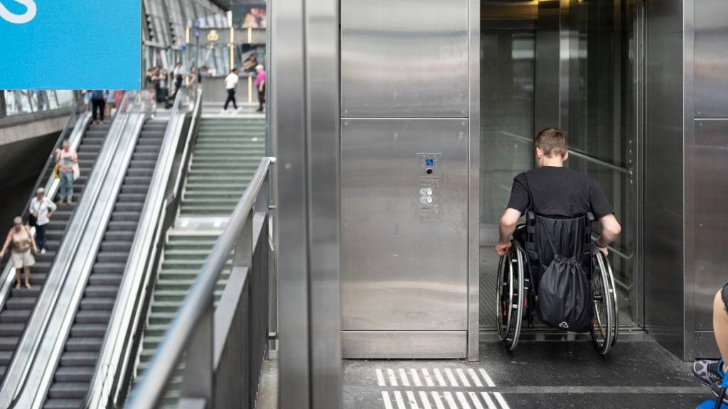Rollstuhlfahrende benutzen im Bahnhof Luzern einen Lift. (Archivbild)