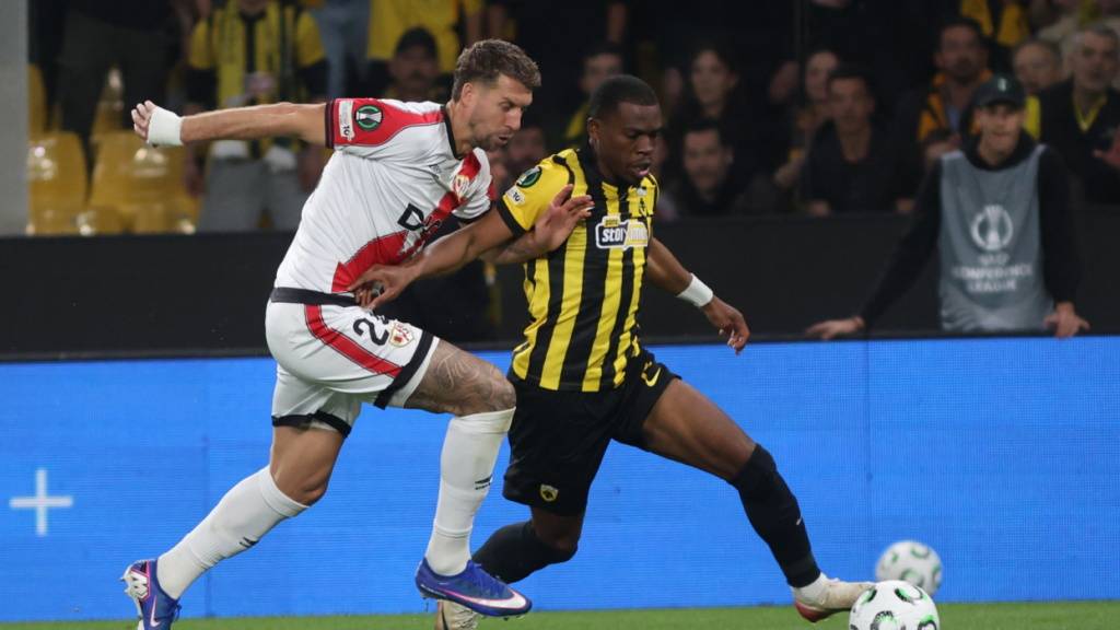Dereck Kutesa (hier in der Conference League gegen Rayo Vallecano) ist mit AEK Athen vorzeitig griechischer Meister