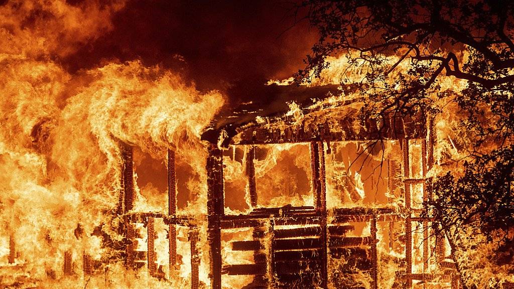 Verheerende Waldbrände suchen Kalifornien heim: Brennender Bau bei Redding.