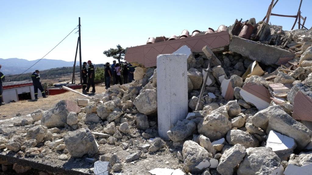 dpatopbilder - Feuerwehrleute stehen neben der zerstörten griechisch-orthodoxen Kirche Profitis Ilias, nachdem das Dorf Arkalochori im Süden der Insel Kreta von einem Erdbeben erschüttert wurde. Foto: Harry Nakos/AP/dpa