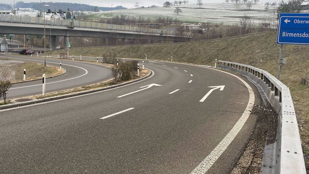 Mann baut Selbstunfall auf Autobahn – Verdacht auf Raserdelikt