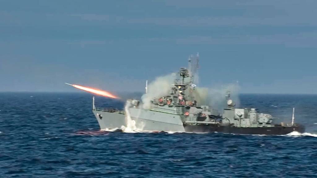 HANDOUT - Eein Kriegsschiff der russischen Nordflotte feuert Raketen ab. Foto: Uncredited/Russian Defense Ministry Press Service/AP/dpa