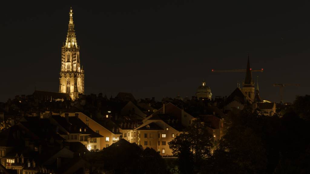 Das Licht am Berner Münster kann wegen dem Flugverkehr nicht ausgeschaltet werden. (Archivbild)