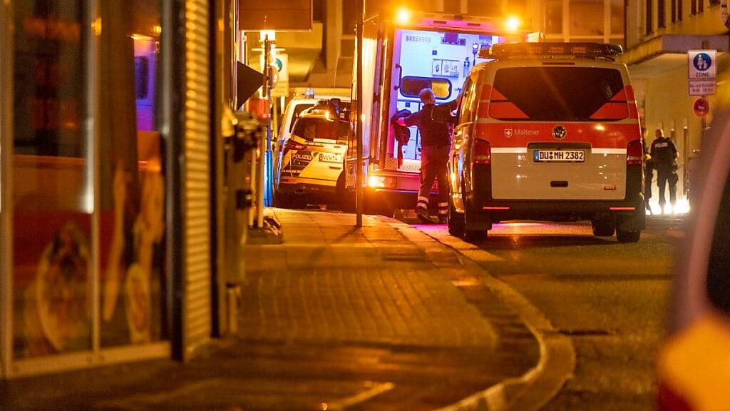 Rettungskräfte und Polizei sind in Solingen im Einsatz. Foto: Thomas Banneyer/dpa