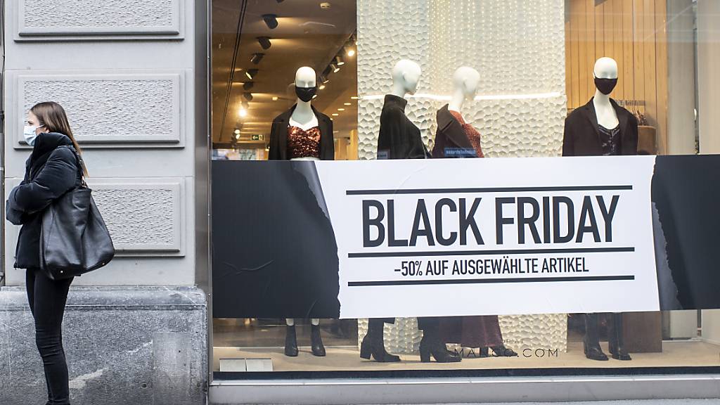 Am Black Friday herrscht Kaufrausch: Die Kunden stürzen sich auf die Angebote. (Archivbild)