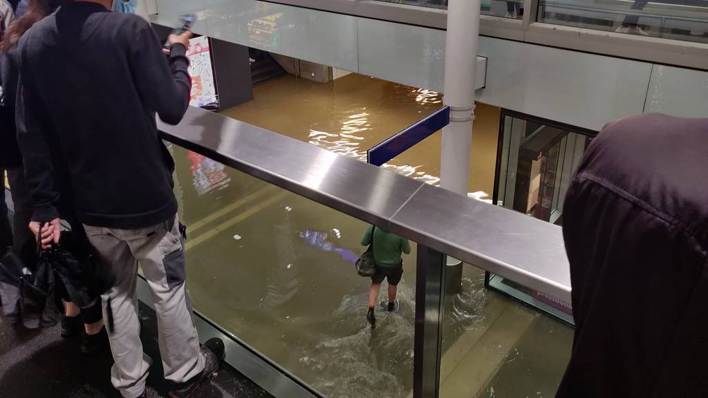 In Aarau steht der Bahnhof unter Wasser