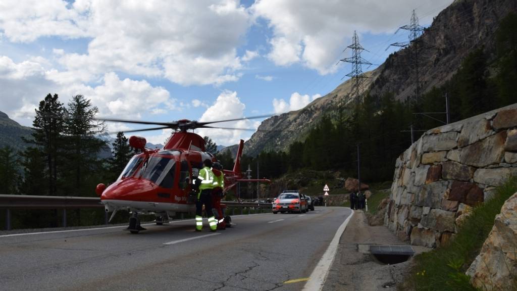 Ein Töfffahrer verletzte sich bei einem missglückten Überholmanöver schwer. Der 69-Jährige wurde mit der Rega ins Kantonsspital Graubünden geflogen.
