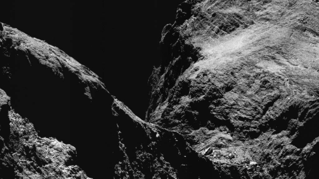 Damit das Messinstrument ROSINA das Edelgas «Xenon» in den Ausdünstungen von Tschuri messen konnte, flog die Rosetta-Sonde im Mai 2016 während dreier Wochen so nah wie möglich an den Kometen heran.